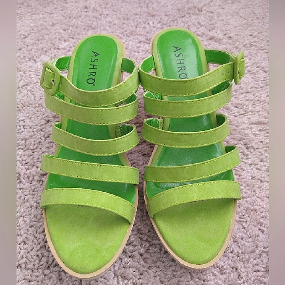Pre-loved Ashro Lorelly Wedges Avocado Size 8